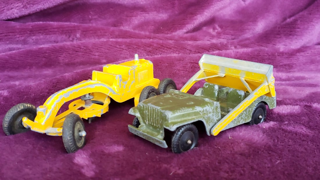 Tootsietoy Diecast Jeep Snow Plow Toy Vehicle Lot: 6x4x2 1lb Low Estimate: 8.00 High Estimate: 30.00