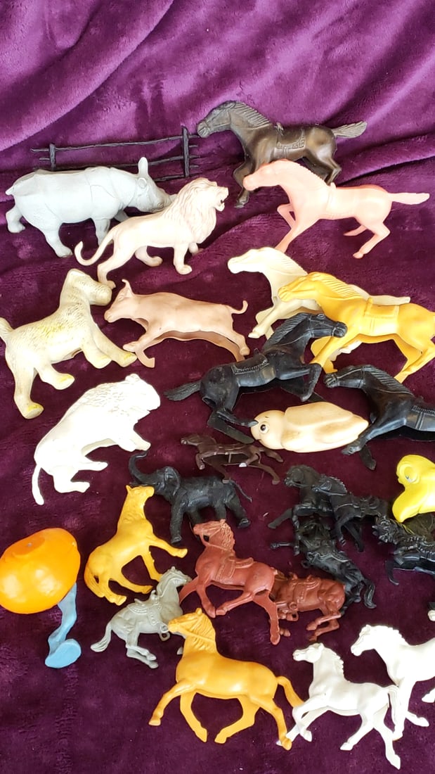 Plastic Toy Animal Figures Lot Horses Lion Rhino Dog Farm Zoo Fence: 12x6x8 1lb Low Estimate: 6.00 High Estimate: 20.00
