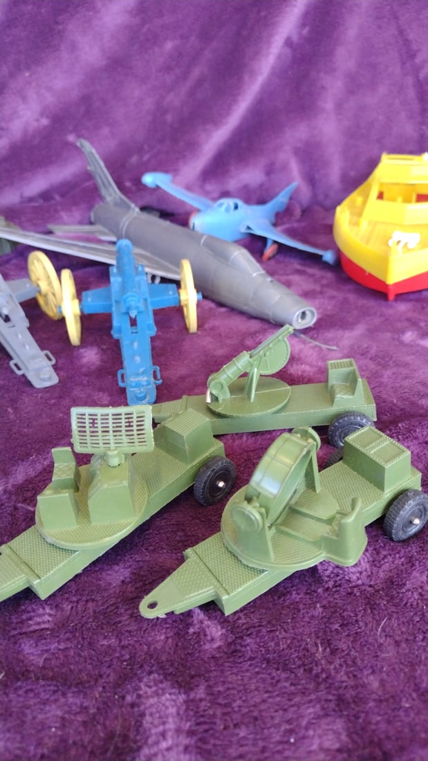 Louis Marx WWII German Soldiers Plastic Army Men Figures Vehicles Cannons Lot - 7