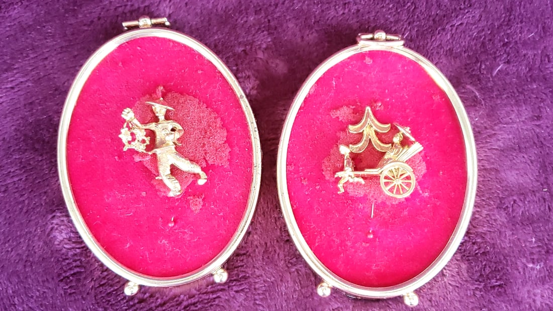 Set of 2 Oval Red Velvet Miniature Frames with Gold-Tone Asian Rickshaw Figures: 6x5x1 1lb Low Estimate: 8.00 High Estimate: 30.00