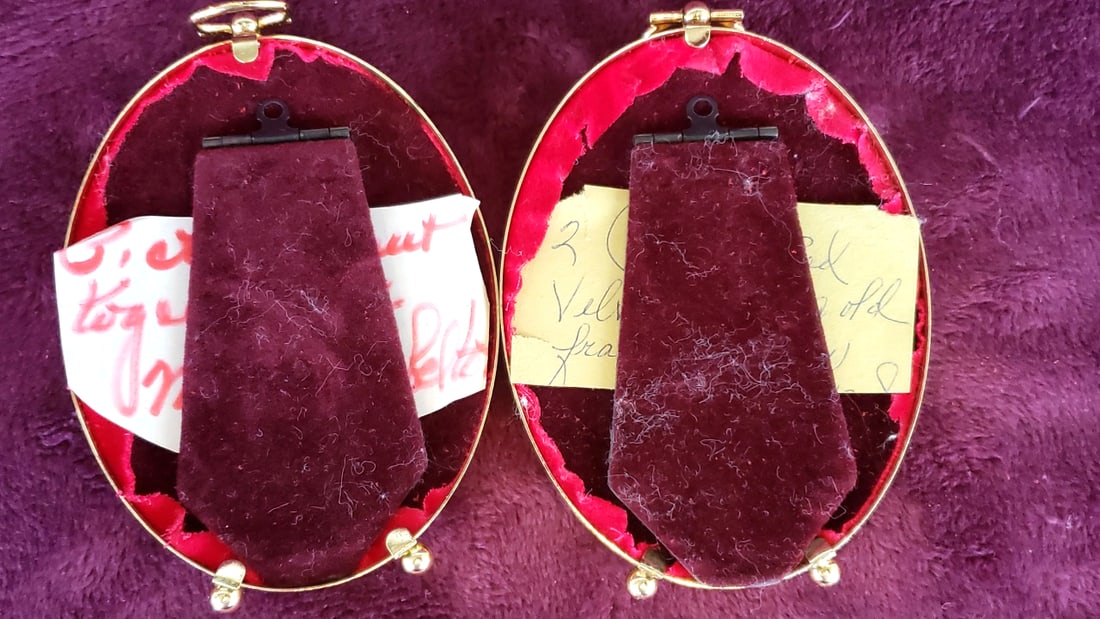 Set of 2 Oval Red Velvet Miniature Frames with Gold-Tone Asian Rickshaw Figures - 4