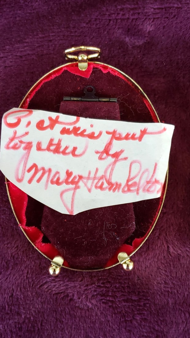 Set of 2 Oval Red Velvet Miniature Frames with Gold-Tone Asian Rickshaw Figures - 5