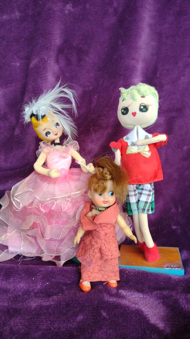 Doll Lot of 3 Pink Dress Parasol, Japanese Happy Doll Red Outfit Stand, Small Kimono: 12x7x4 1lb Low Estimate: 10.00 High Estimate: 35.00