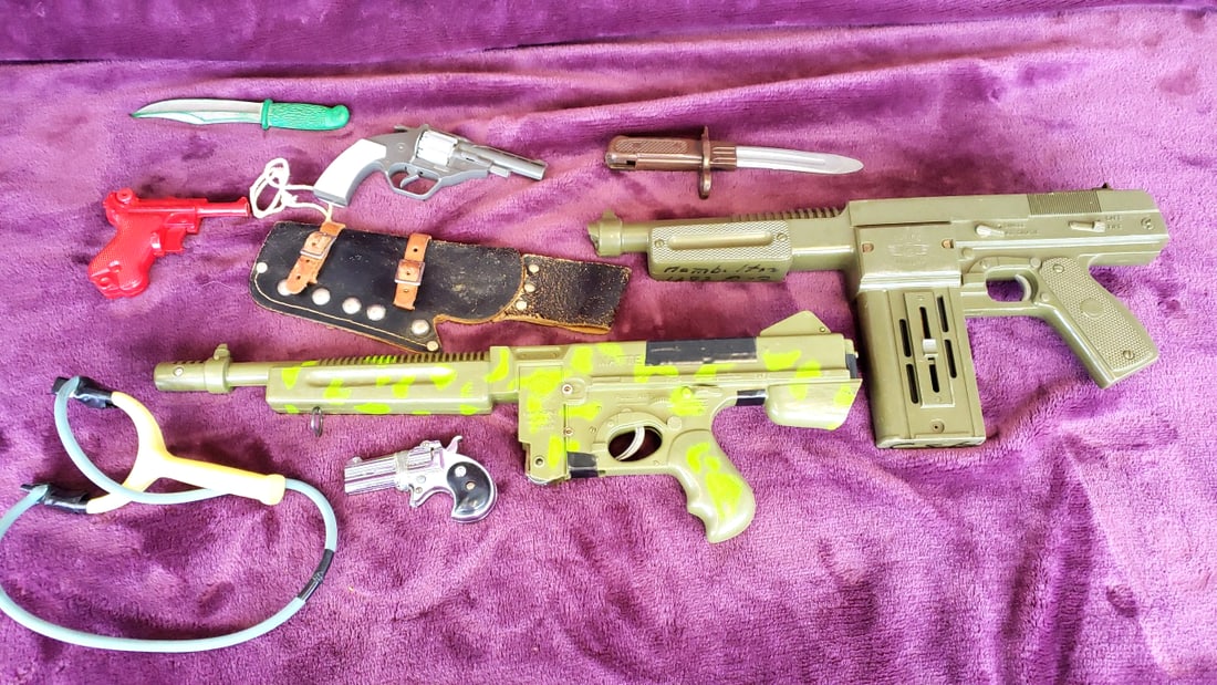 Vintage Toy Gun Lot Mattel M-16 Marauder Marx Flying Commando Cap Pistols Bayonets Slingshot: 30 x 17 x 4 4 lb Low Estimate: 75.00 High Estimate: 300.00