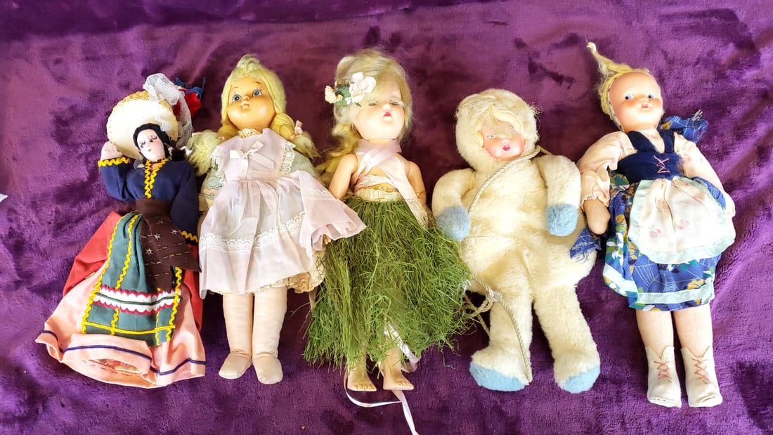 Lot of 5 International Costume Dolls: Hula, Folk Dress & Fur Snowsuit, 12-16 in: 31 x 17 x 4 2.5 lb Low Estimate: 15.00 High Estimate: 50.00