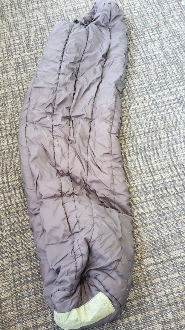 US Military Modular Sleeping Bag Intermediate Cold Weather Gray 8465-01-398-0687: 35 x 87 x 4 4.5 lb Low Estimate: 35.00 High Estimate: 70.00