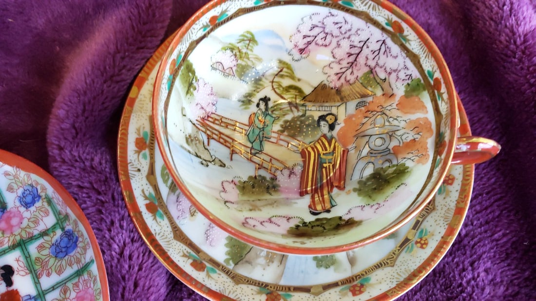 Japanese Porcelain Teacups and Saucers Geisha Landscape Red Gold Trim Lot - 2