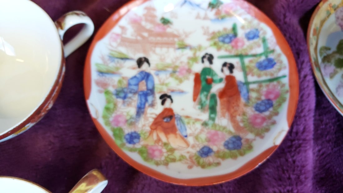 Japanese Porcelain Teacups and Saucers Geisha Landscape Red Gold Trim Lot - 4