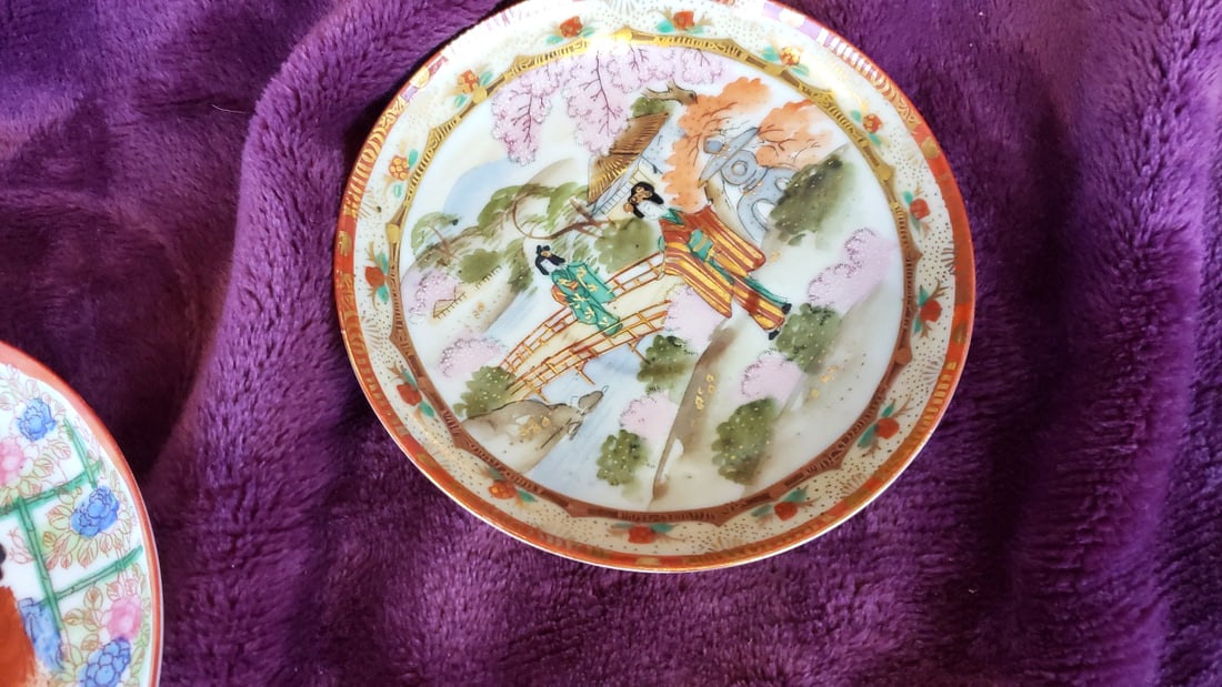 Japanese Porcelain Teacups and Saucers Geisha Landscape Red Gold Trim Lot - 9