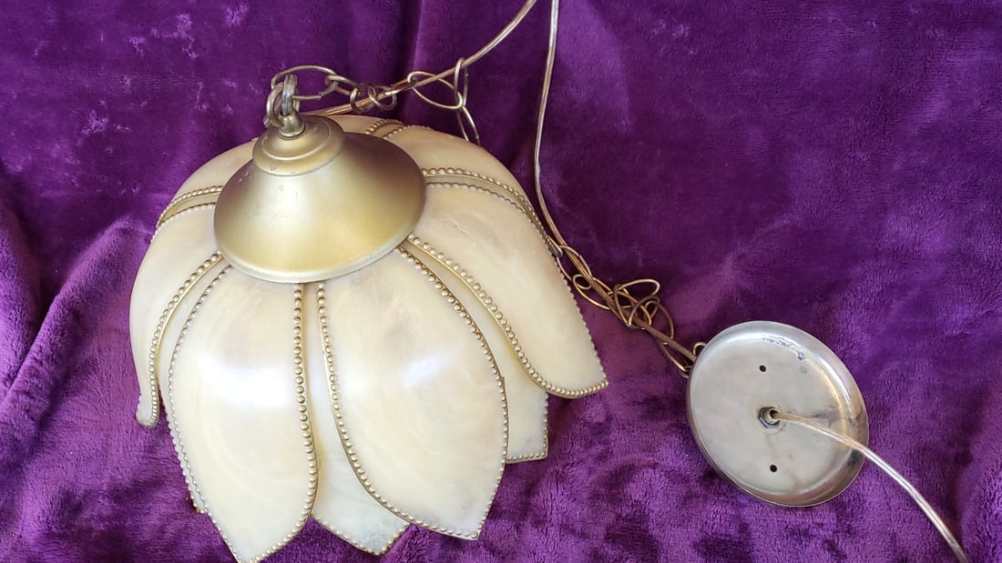Lotus Flower Pendant Light, Ivory Plastic Petal Shade, Brass-Tone Chain and Canopy: 11 x 9 x 11 3.5 lb Low Estimate: 35.00 High Estimate: 125.00