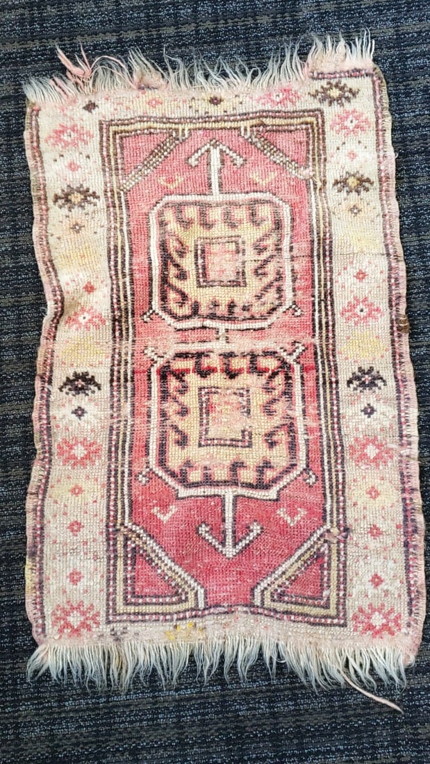 Small Red Beige Geometric Medallion Rug with Fringe, Approx. 18 x 32 in: 20 x 31 x 0.25 2 lb Low Estimate: 5.00 High Estimate: 25.00