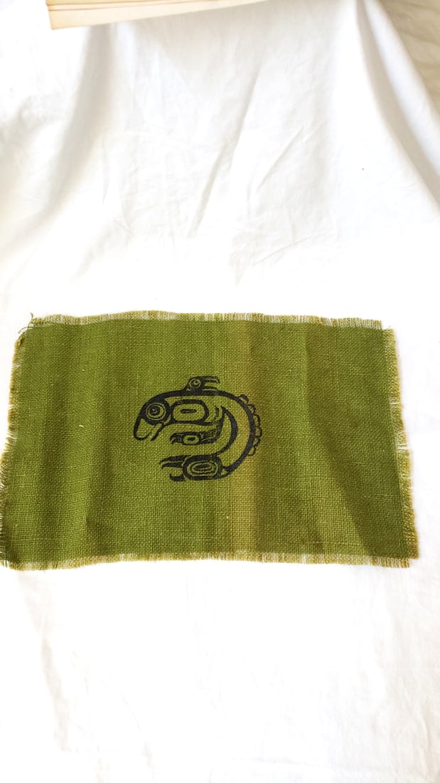 Vintage Motif Fabric Placemats with Green Burlap Frog Mat - 6