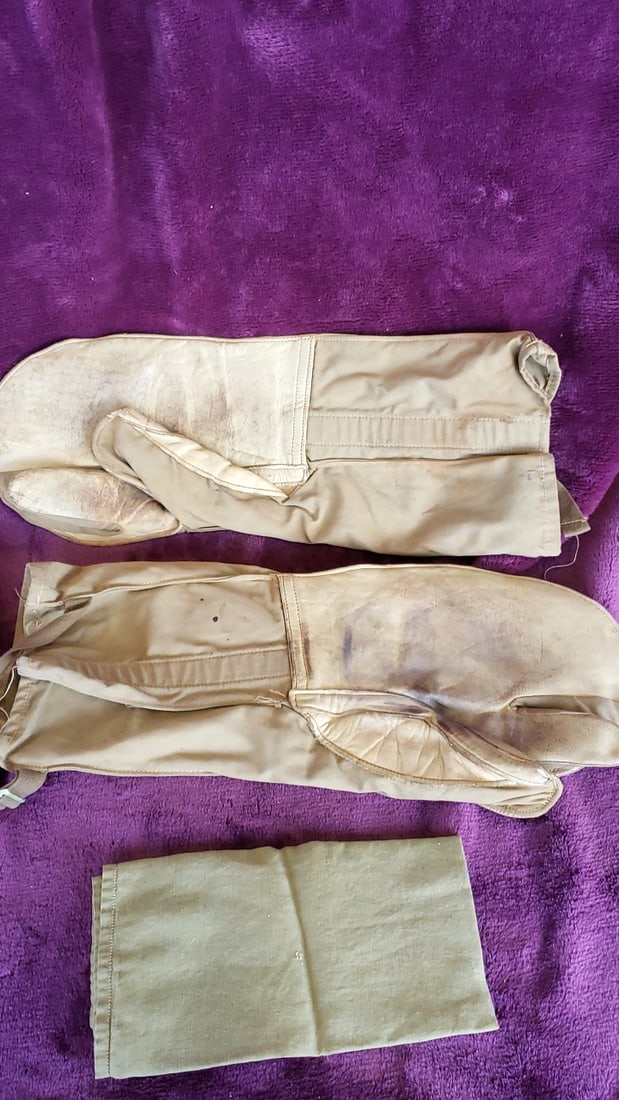 Tan Leather Canvas Trigger Finger Gauntlet Mittens with Liner Military: 10x6x3 2 Low Estimate: 15.00 High Estimate: 35.00