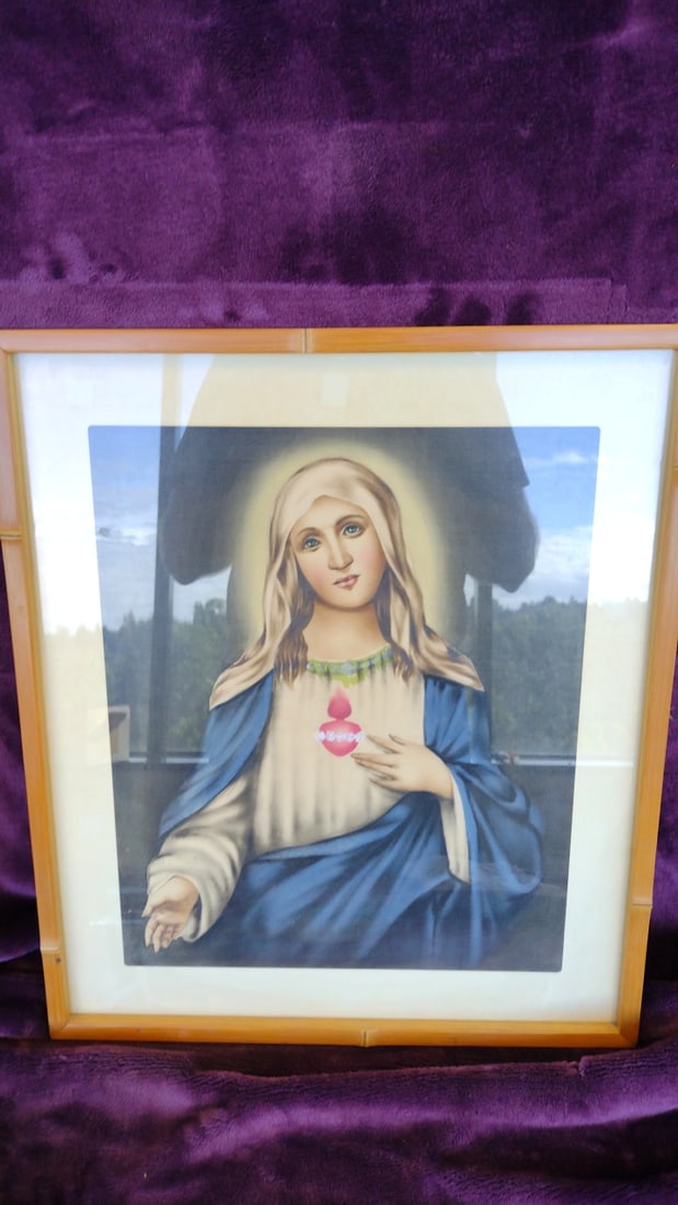Framed Immaculate Heart of Mary Religious Print in Wood Frame: 18.5 x 20 x 1 5 lb Low Estimate: 10.00 High Estimate: 40.00