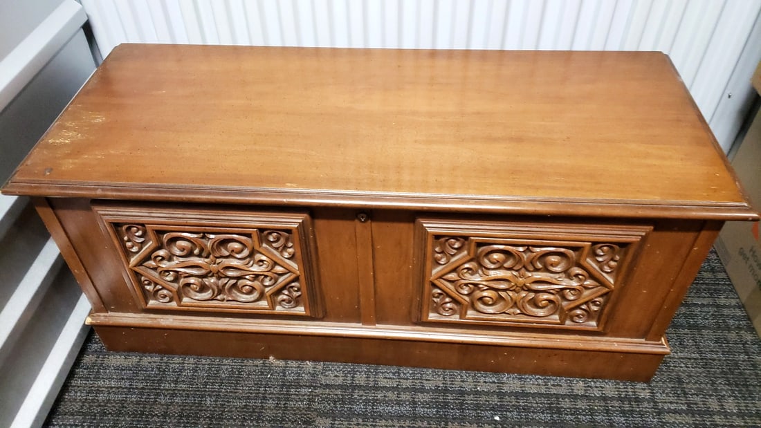Lane Altavista Cedar Hope Chest Blanket Trunk with Carved Front Panels, 43 in: 43 x 20 x 18 65 lb Low Estimate: 50.00 High Estimate: 350.00
