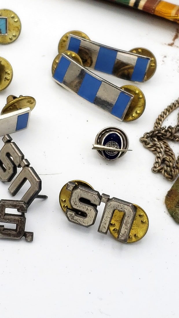 Wwii U.S. Military Insignia Lot: 11th Air Force Patches, Dog Tags, Usn Pins, Sulfanilamide Tin - 3