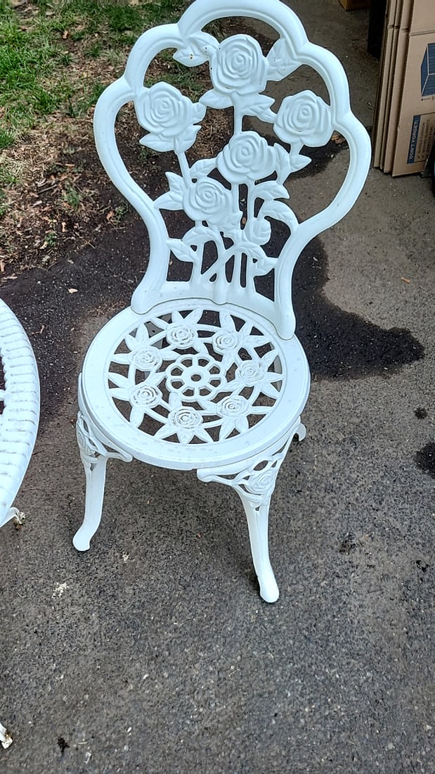 White Rose Floral Metal Patio Bistro Set With Round Table And 2 Chairs - 2