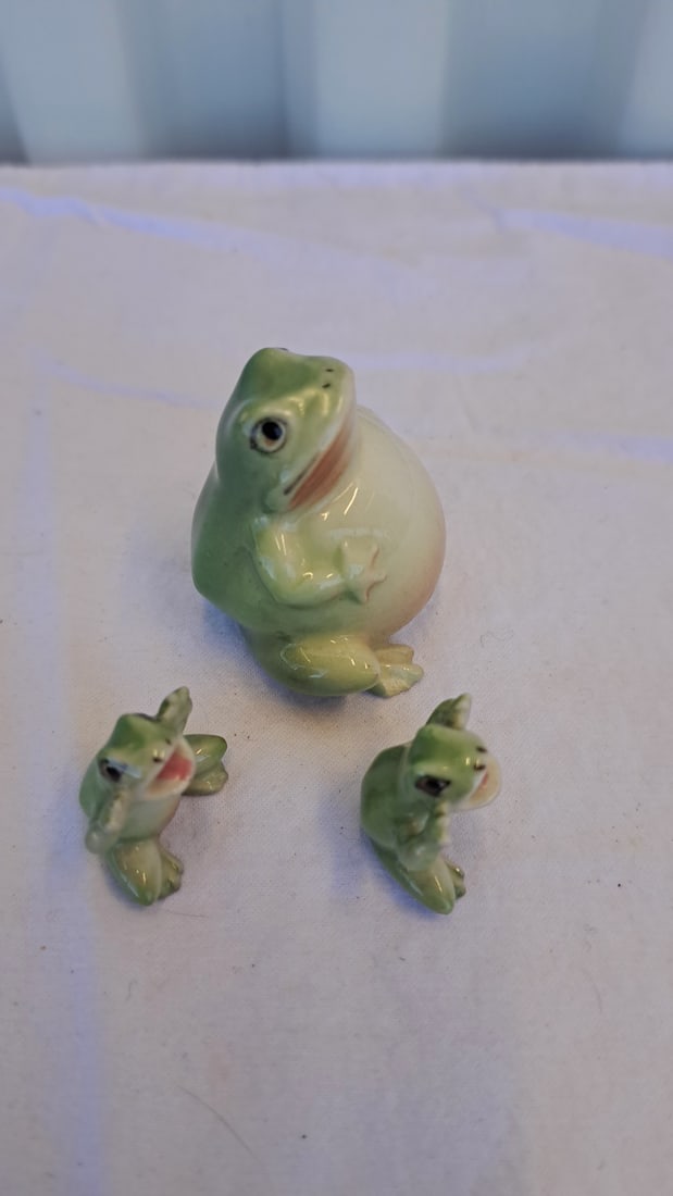 3-piece Green Glazed Ceramic Frog Figurine Set, Large Frog With Two Small Frogs - 3