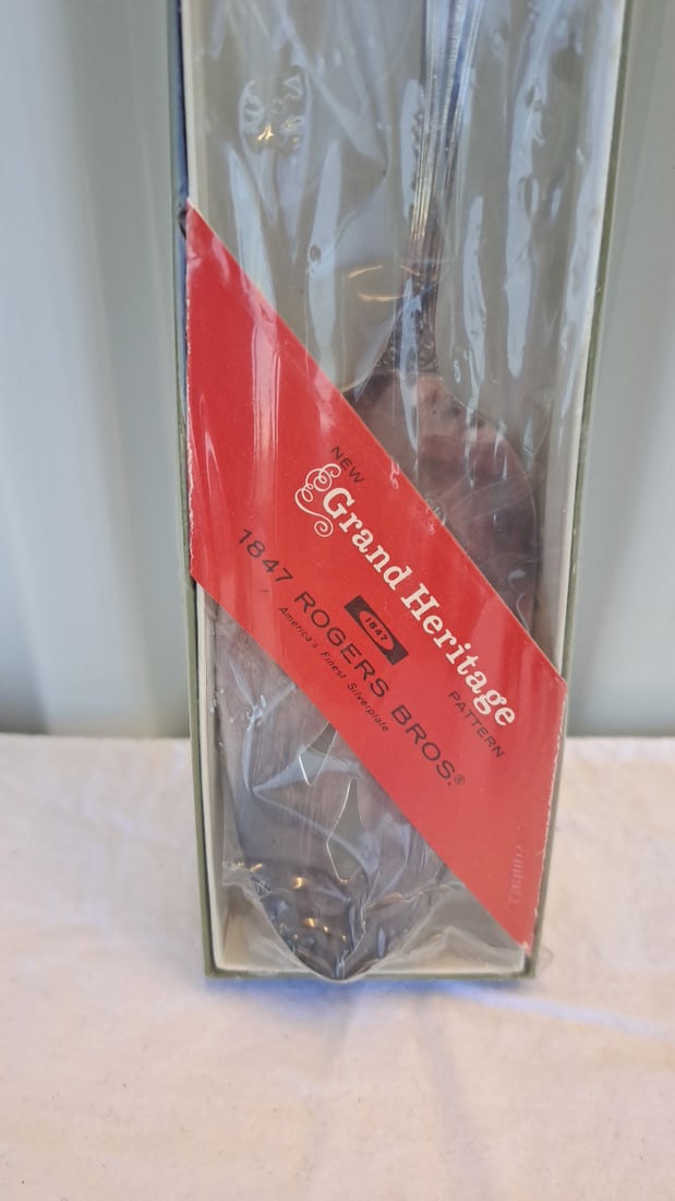 1847 Rogers Bros Grand Heritage Silverplate Spoon In Box - 2