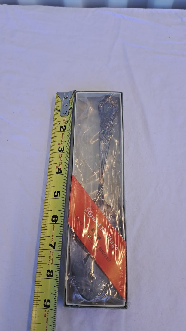 1847 Rogers Bros Grand Heritage Silverplate Spoon In Box - 5