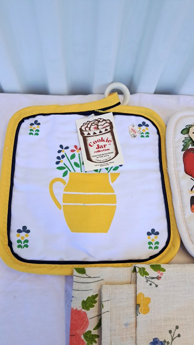 Kitchen Linens Lot Pot Holders Towels Cookie Jar Kitchen Works Vera Fraser Co 1987 Nos - 2