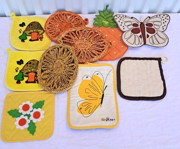 Kitchen Potholder Trivet Lot Vera Butterfly Pineapple Mushroom Floral Woven Straw: 10 x 8 x 5in. 1lb Low Estimate: 12.00 High Estimate: 55.00