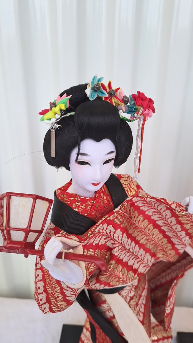 Pair Of Japanese Geisha Ningyo Dolls In Red And Cream Kimono On Black Display Bases - 3