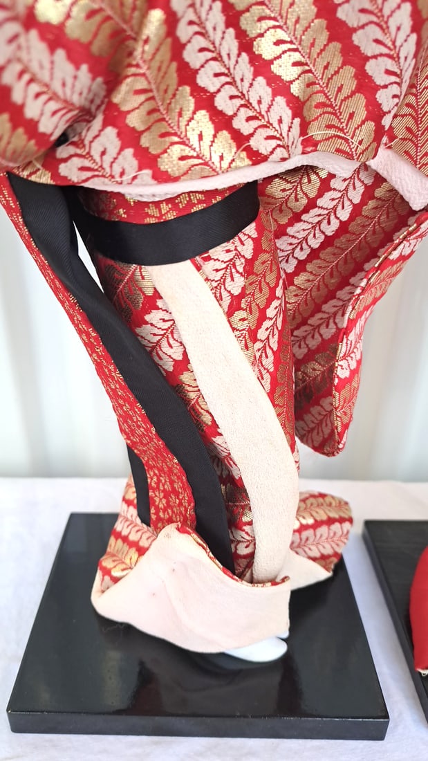 Pair Of Japanese Geisha Ningyo Dolls In Red And Cream Kimono On Black Display Bases - 4