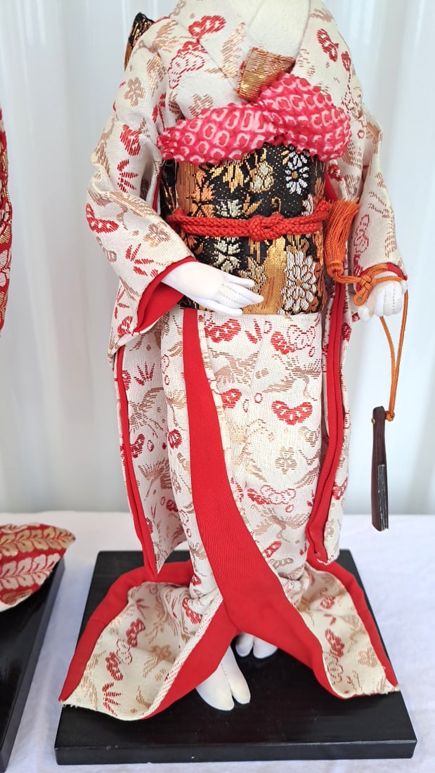Pair Of Japanese Geisha Ningyo Dolls In Red And Cream Kimono On Black Display Bases - 5