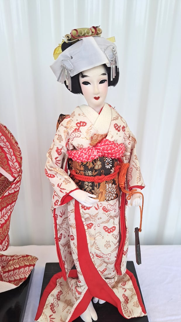 Pair Of Japanese Geisha Ningyo Dolls In Red And Cream Kimono On Black Display Bases - 7