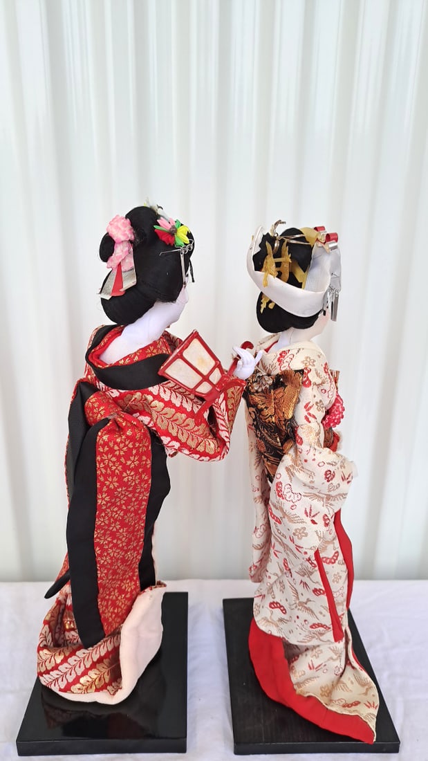 Pair Of Japanese Geisha Ningyo Dolls In Red And Cream Kimono On Black Display Bases - 8
