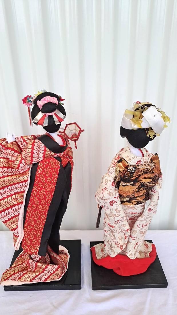 Pair Of Japanese Geisha Ningyo Dolls In Red And Cream Kimono On Black Display Bases - 9