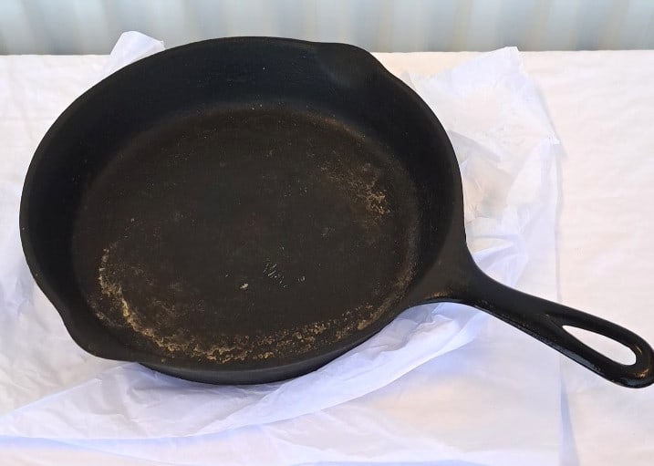 Wagner Ware Sidney 0 Cast Iron 8 Inch Skillet Double Lip: Build up of dirt and grease o. The outside as well as on the inside. 15 x 11 x 3in. 5lb Low Estimate: 25.00 High Estimate: 60.00