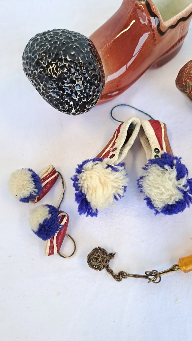 Vintage Greek Souvenir Lot Ceramic Tsarouchi Brass Shoe Ashtray Beads Evzone Dolls - 4
