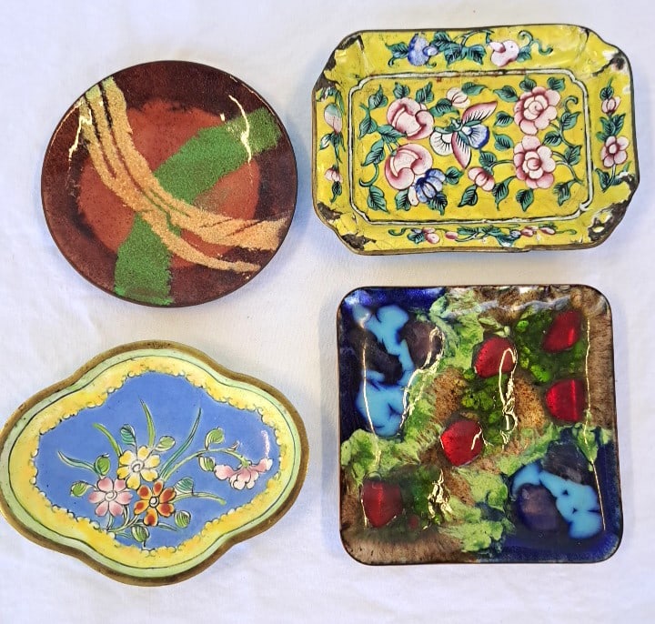 4 Decorative Enamel Metal Trinket Dishes, Floral And Abstract Designs: Two have obvious chipping and flaking. 4 x 4 x 2in. 1lh Low Estimate: 8.00 High Estimate: 35.00