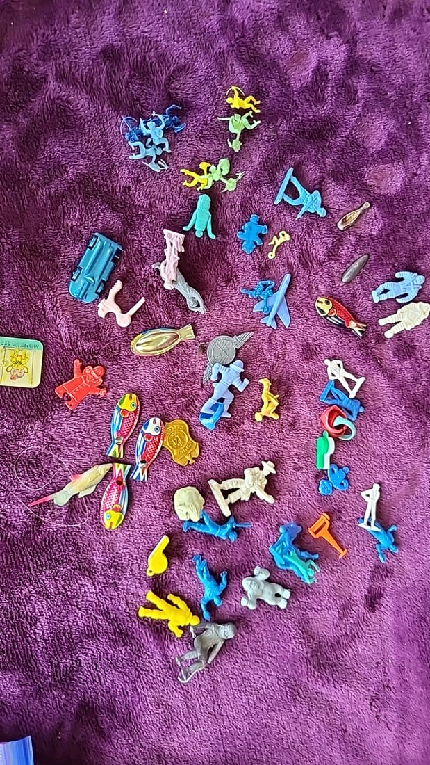 Vintage Cracker Jack Plastic Charm Toy Lot Tin Fish Whistles Figures Twa Junior Pilot Badge: 5x5x5 1 Low Estimate: 12.00 High Estimate: 50.00