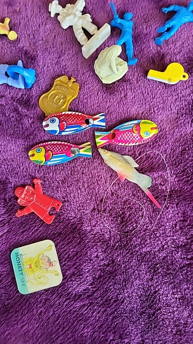 Vintage Cracker Jack Plastic Charm Toy Lot Tin Fish Whistles Figures Twa Junior Pilot Badge - 2