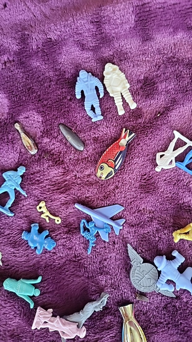 Vintage Cracker Jack Plastic Charm Toy Lot Tin Fish Whistles Figures Twa Junior Pilot Badge - 4