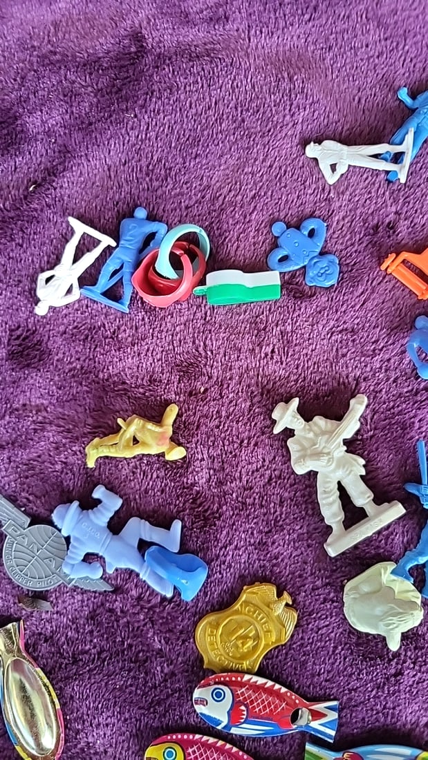 Vintage Cracker Jack Plastic Charm Toy Lot Tin Fish Whistles Figures Twa Junior Pilot Badge - 5