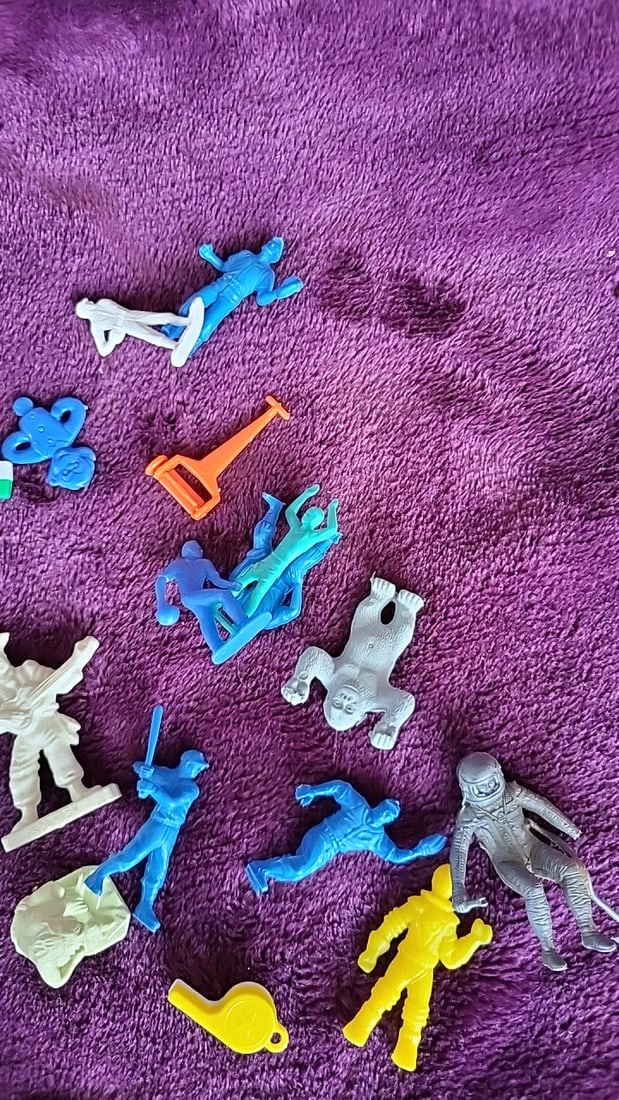 Vintage Cracker Jack Plastic Charm Toy Lot Tin Fish Whistles Figures Twa Junior Pilot Badge - 6