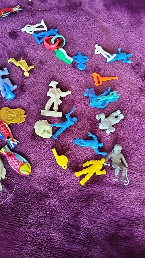 Vintage Cracker Jack Plastic Charm Toy Lot Tin Fish Whistles Figures Twa Junior Pilot Badge - 7