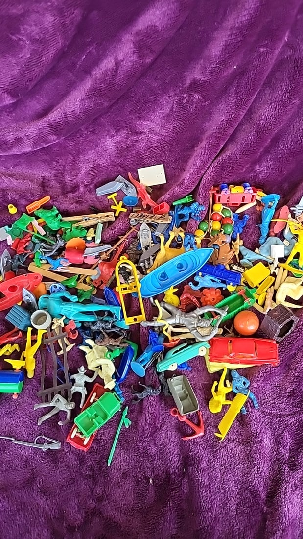Mixed Lot Of Mini Plastic Toys, Vehicles, Boats And Animals Gumball: 14 x 16 x 4 2. 5 lb Low Estimate: 5.00 High Estimate: 25.00