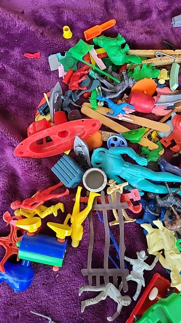 Mixed Lot Of Mini Plastic Toys, Vehicles, Boats And Animals Gumball - 2