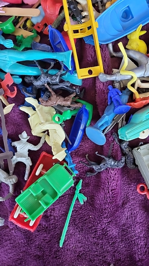 Mixed Lot Of Mini Plastic Toys, Vehicles, Boats And Animals Gumball - 4