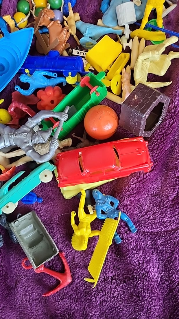 Mixed Lot Of Mini Plastic Toys, Vehicles, Boats And Animals Gumball - 5