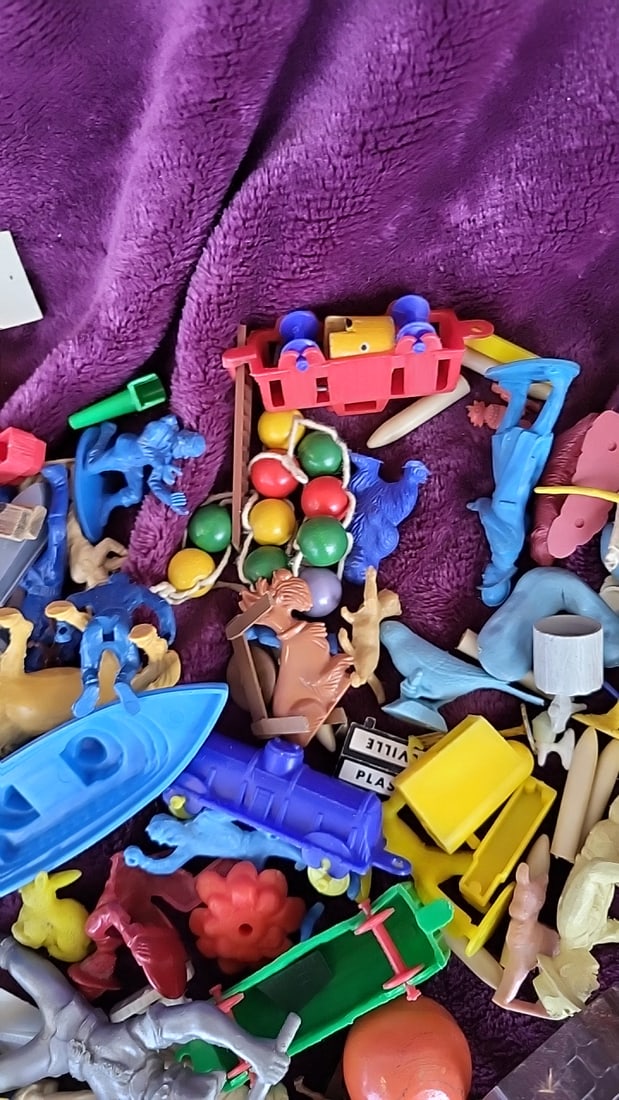 Mixed Lot Of Mini Plastic Toys, Vehicles, Boats And Animals Gumball - 6
