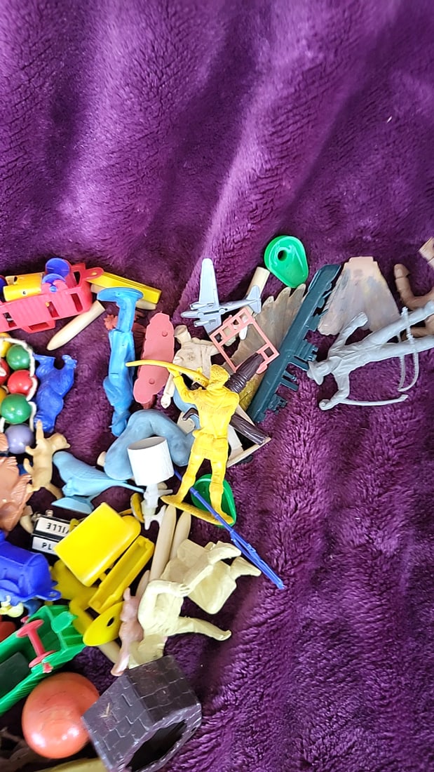 Mixed Lot Of Mini Plastic Toys, Vehicles, Boats And Animals Gumball - 7