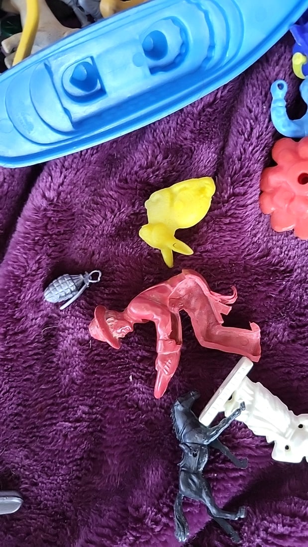 Mixed Lot Of Mini Plastic Toys, Vehicles, Boats And Animals Gumball - 9