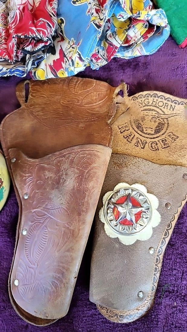 Western Play Costume Lot Wagon Trail Cowboy Hats, Feather Headdresses, Holsters, Badge, White Sta... - 6