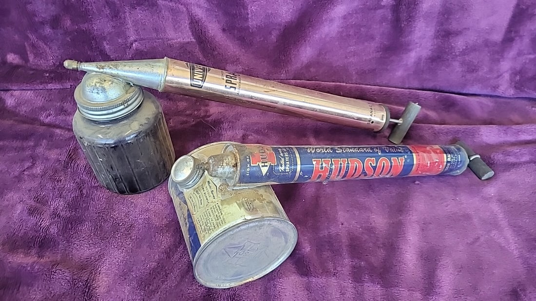 Hudson Continuous Sprayer & Universal 5 Spray Hand Pump Sprayers: 30 x 8 x 10 4. 5 lb Low Estimate: 8.00 High Estimate: 28.00